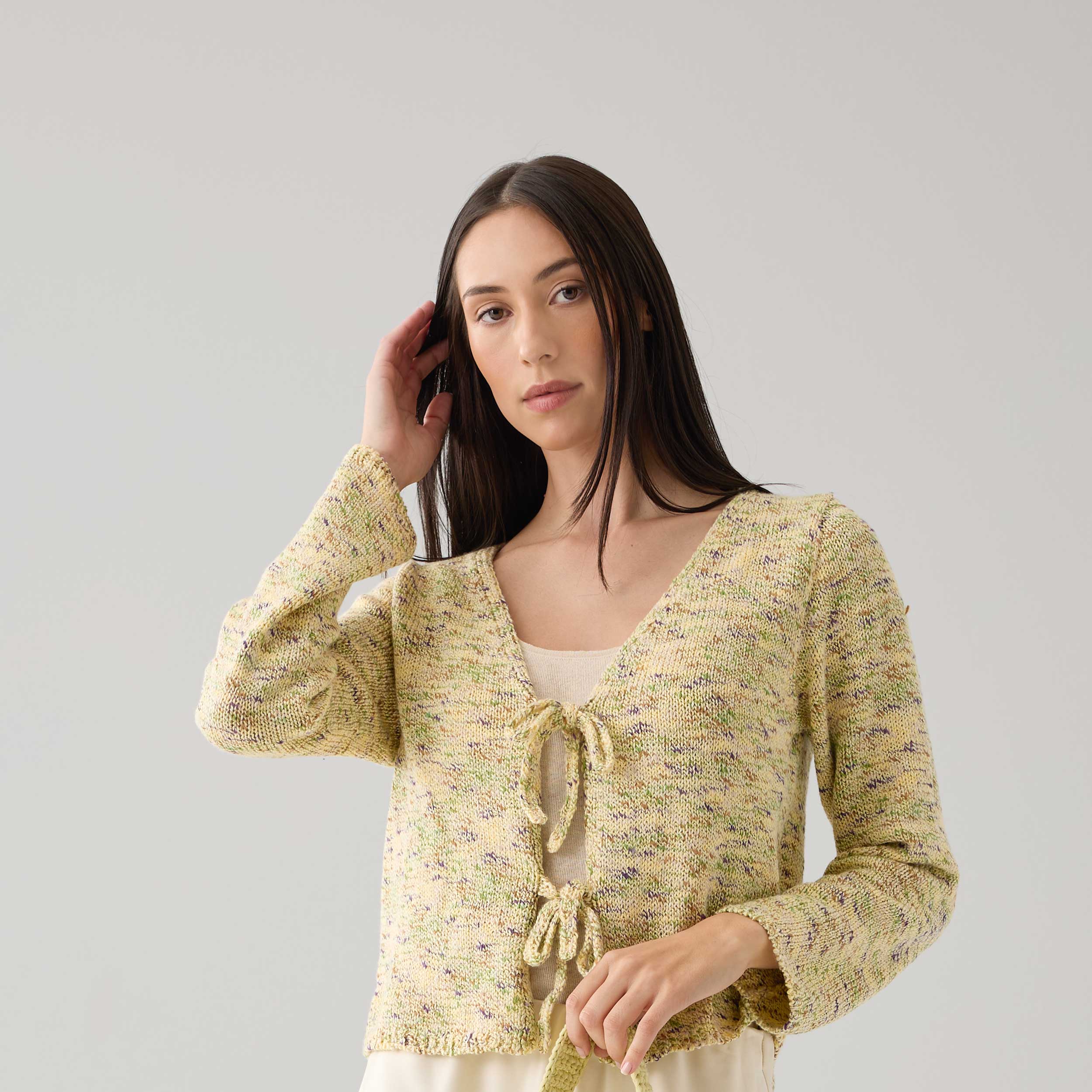 Frau trägt Strickjacke mit Schleifen vorne