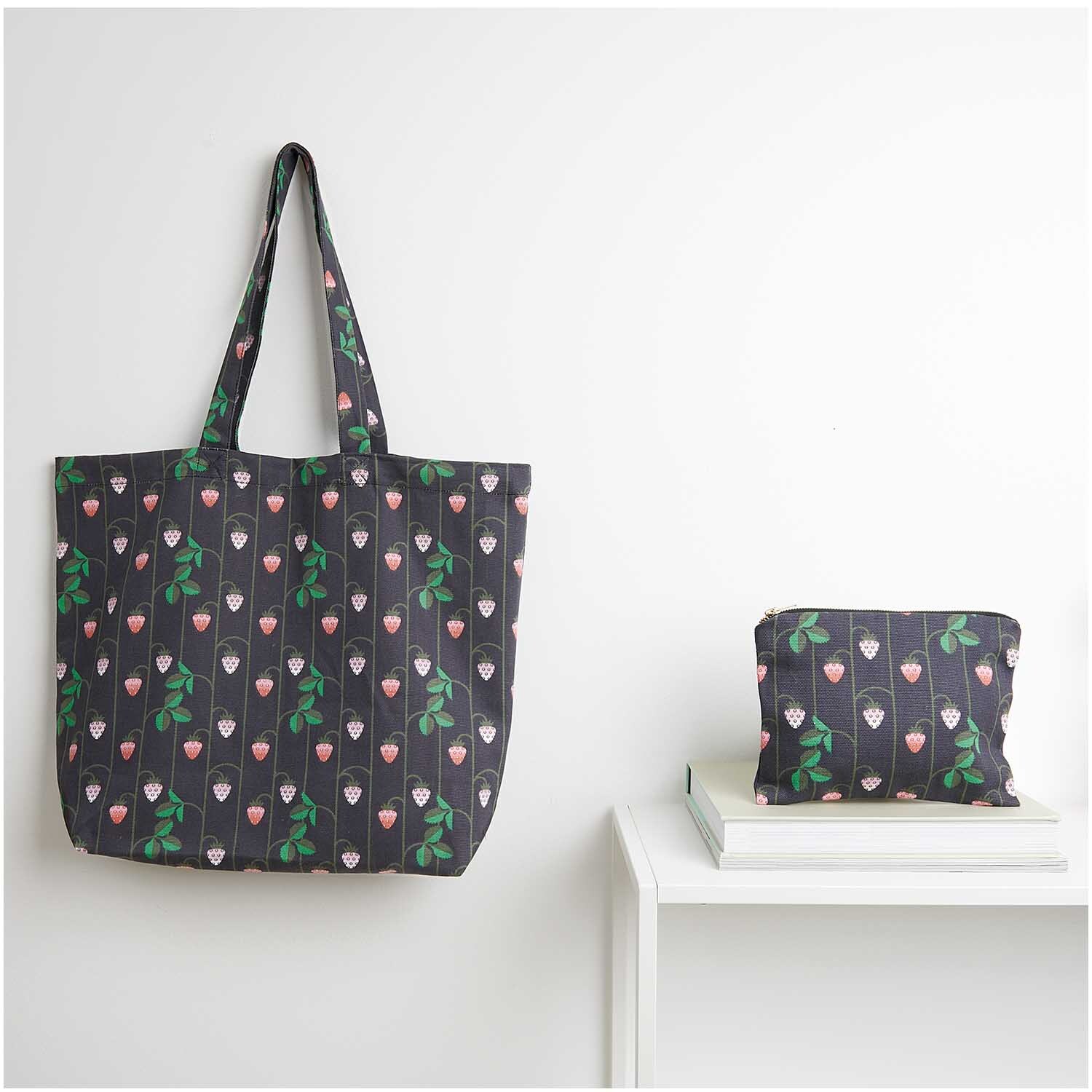 Pouch Erdbeeren blau 17x23cm Pouch Erdbeeren blau 17x23cm