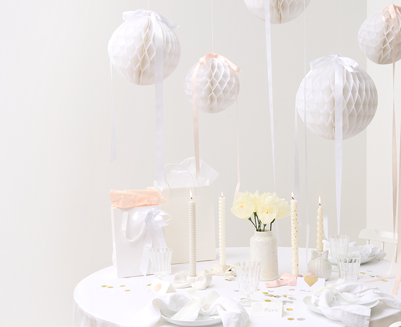 Gedeckter Tisch als Inspiration für weiße Feste