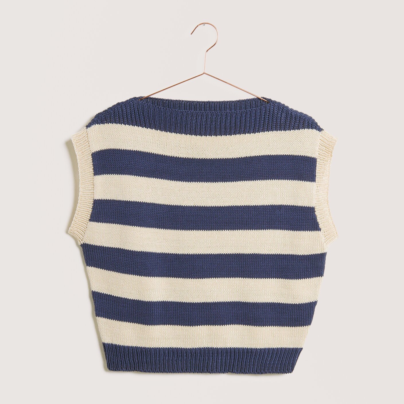 Strickset Top Modell 19: Gestreiftes Oberteil in Blau und Creme aus Die Neue Masche Nr. 9. Ideal für Frühjahr-Sommer.