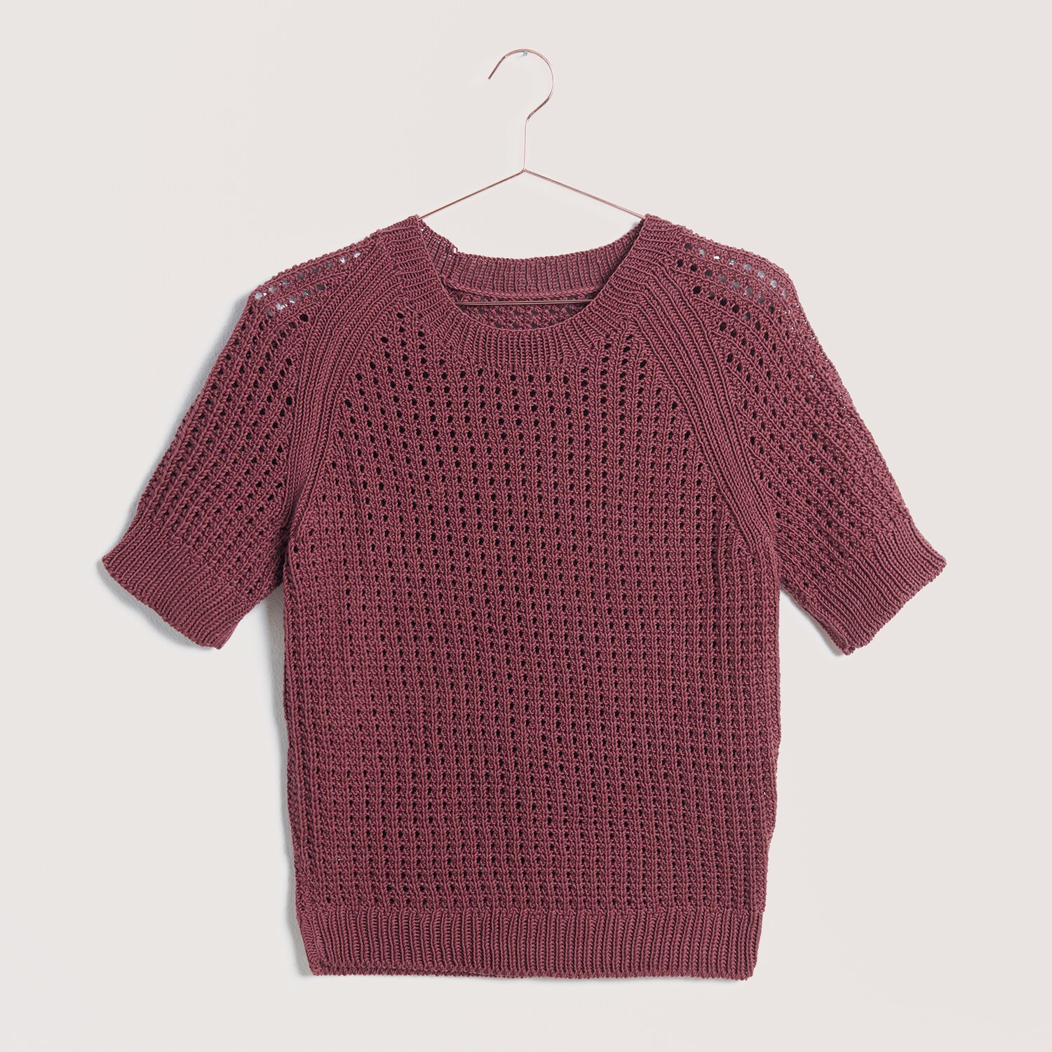 Strickset Shirt Modell 12 lang aus Die Neue Masche Nr. 9, weinrot, auf einem Kleiderbügel.