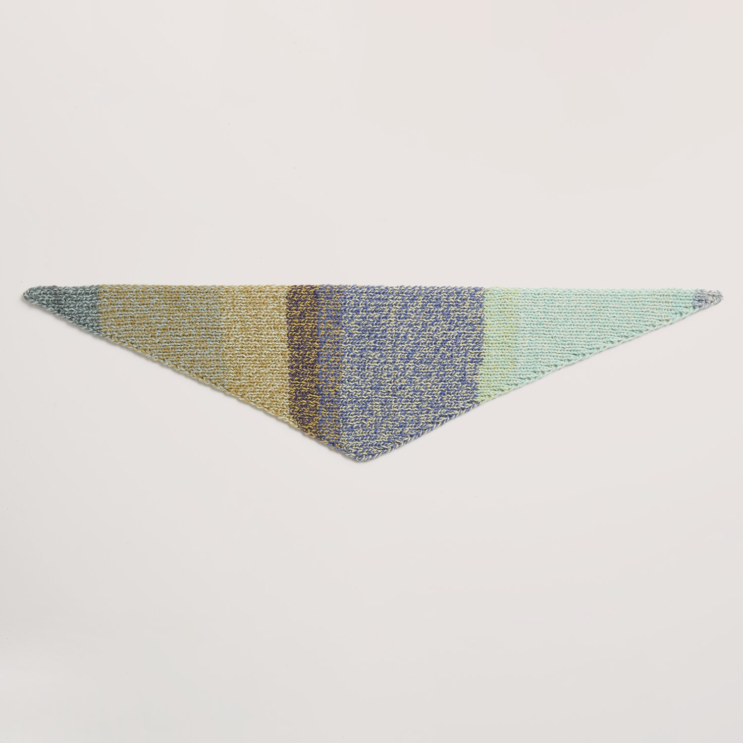 Meadows: Dreieckstuch in sanften Blau- und Grüntönen, gestrickt aus Rico Design Garn.