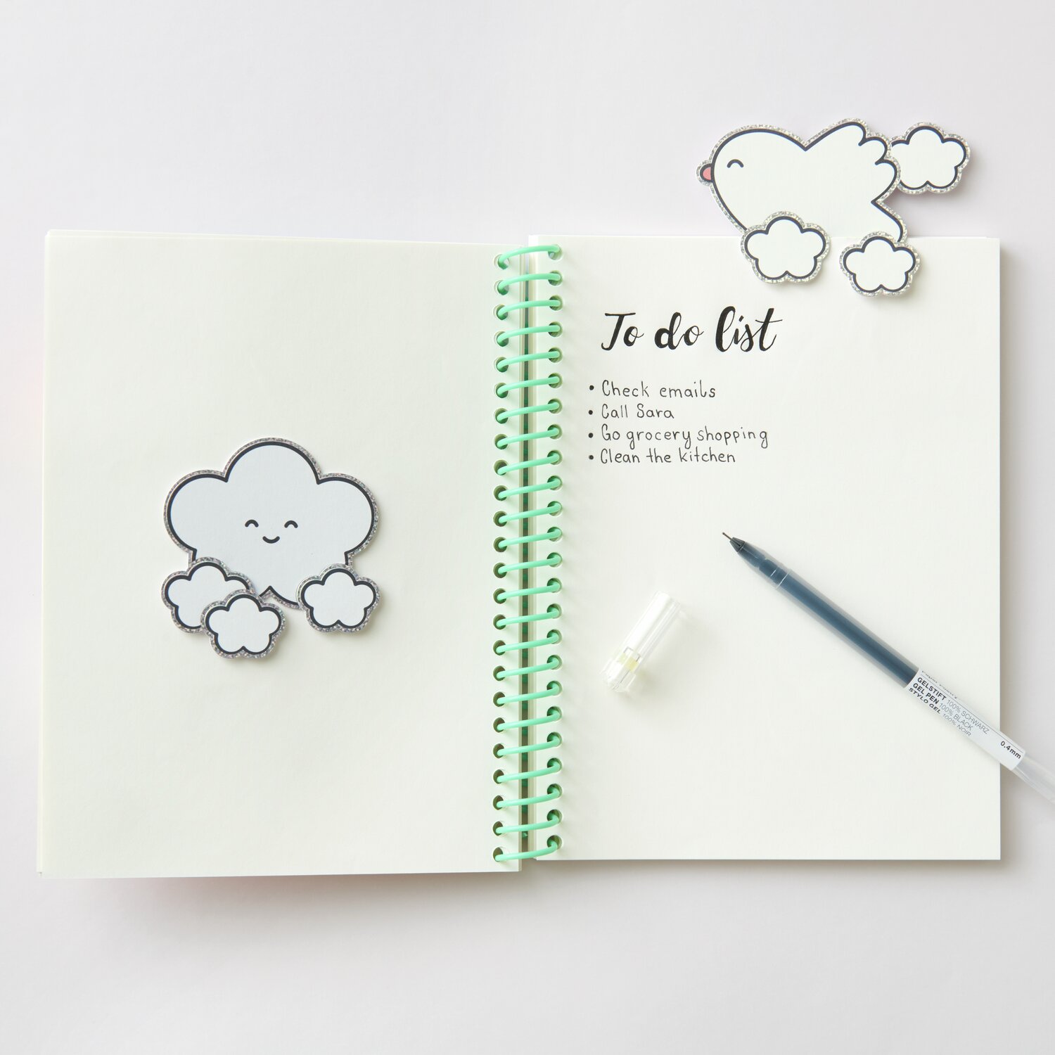 Paper Poetry Clip-Ons Chingu Wolken/Herzen Weiß: Niedliche Wolken-Clips auf offenem Notizbuch mit To-Do-Liste und Stift.