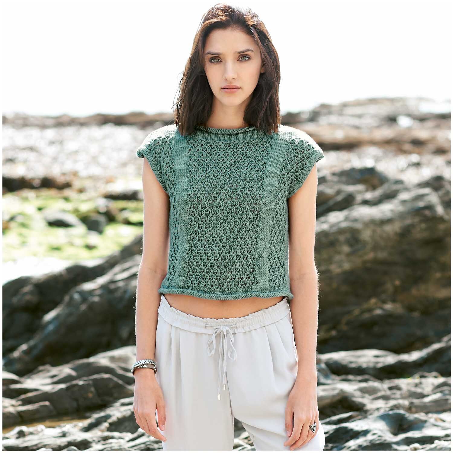 Creative Silky Touch dk: Frau trägt gestricktes Oberteil am Strand, Rico Design, Patina, 100g 220m.