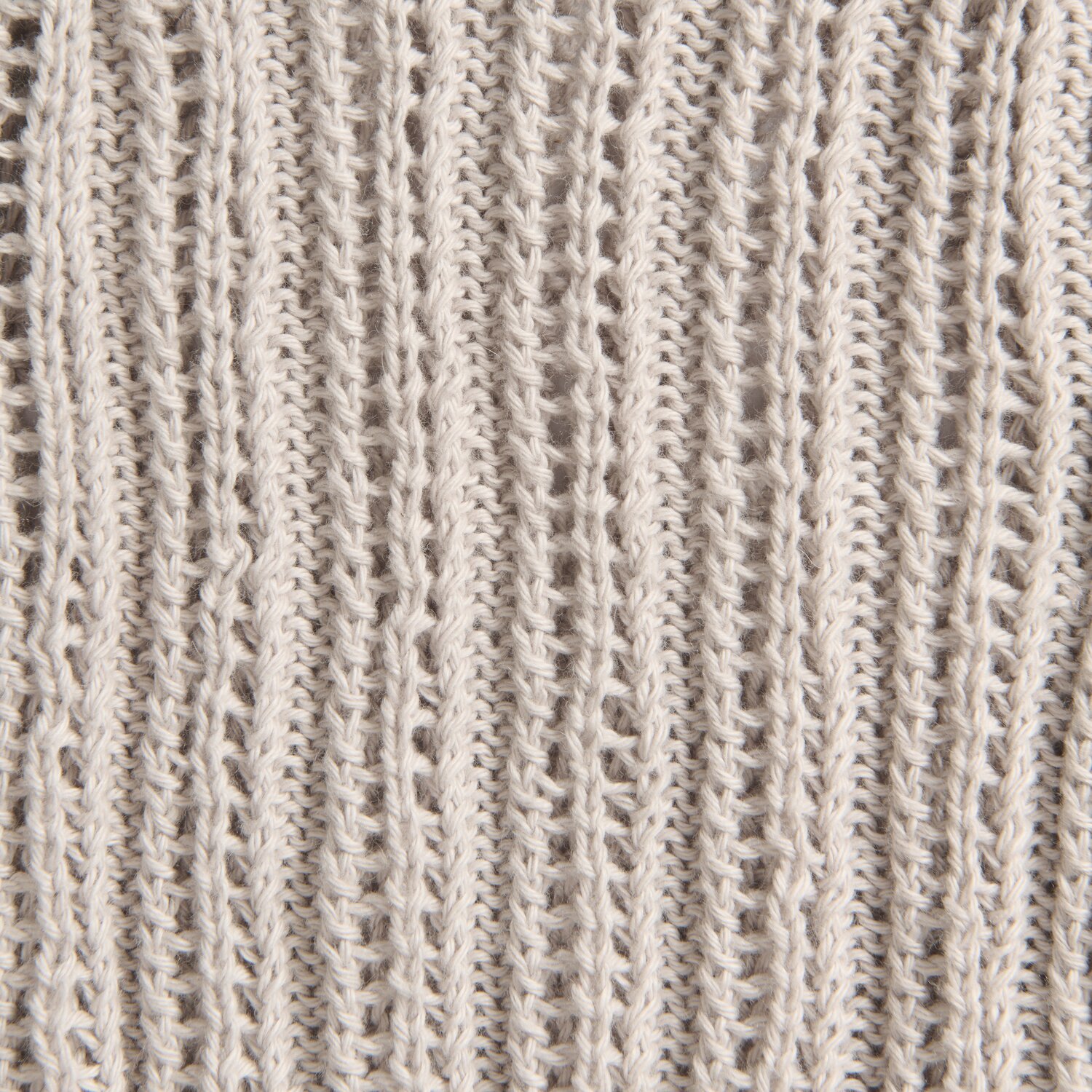 Rico Baby 043 zeigt ein gestricktes Muster in Taupe, ideal für weiche Babybekleidung.