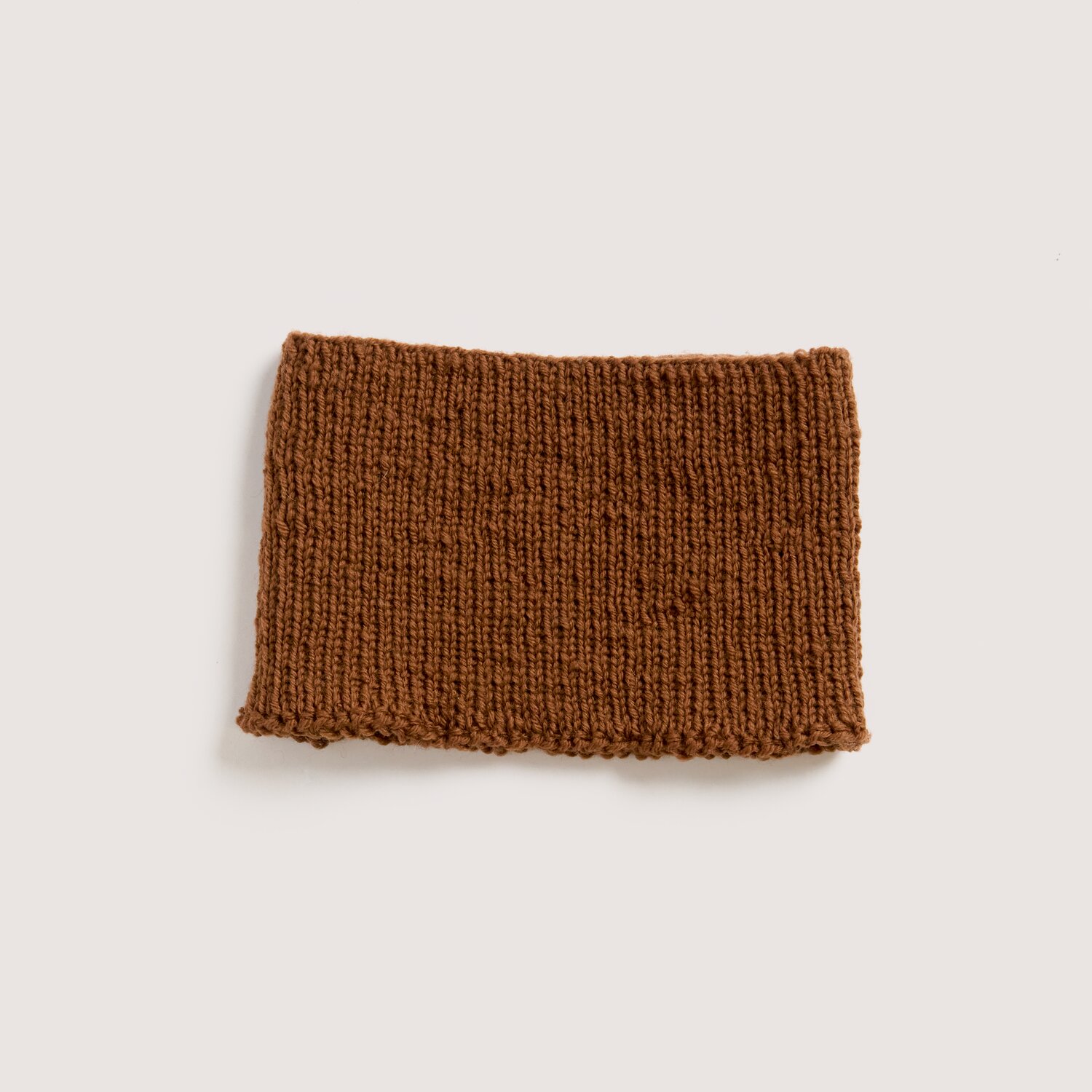 Strickset Kragen Modell 11 aus Luxury Knits Little Pieces, rechteckiger, dicht gestrickter Loopschal in warmem Braunton auf hellem Hintergrund
