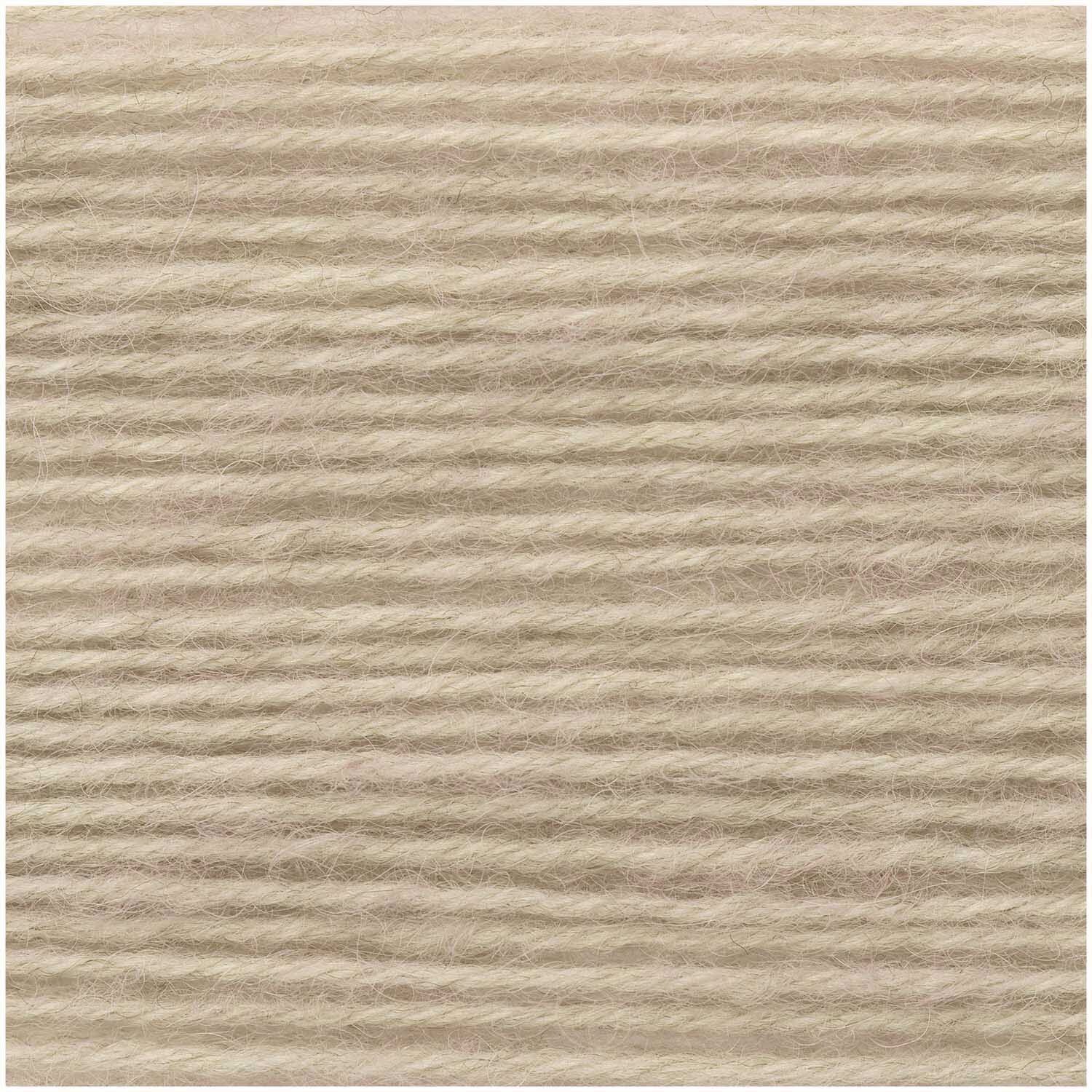 Superba Alpaca Luxury Socks, Rico Design, 100g 310m, zeigt weiches Garnknäuel in hellem Naturton für warme, luxuriöse Sockenprojekte