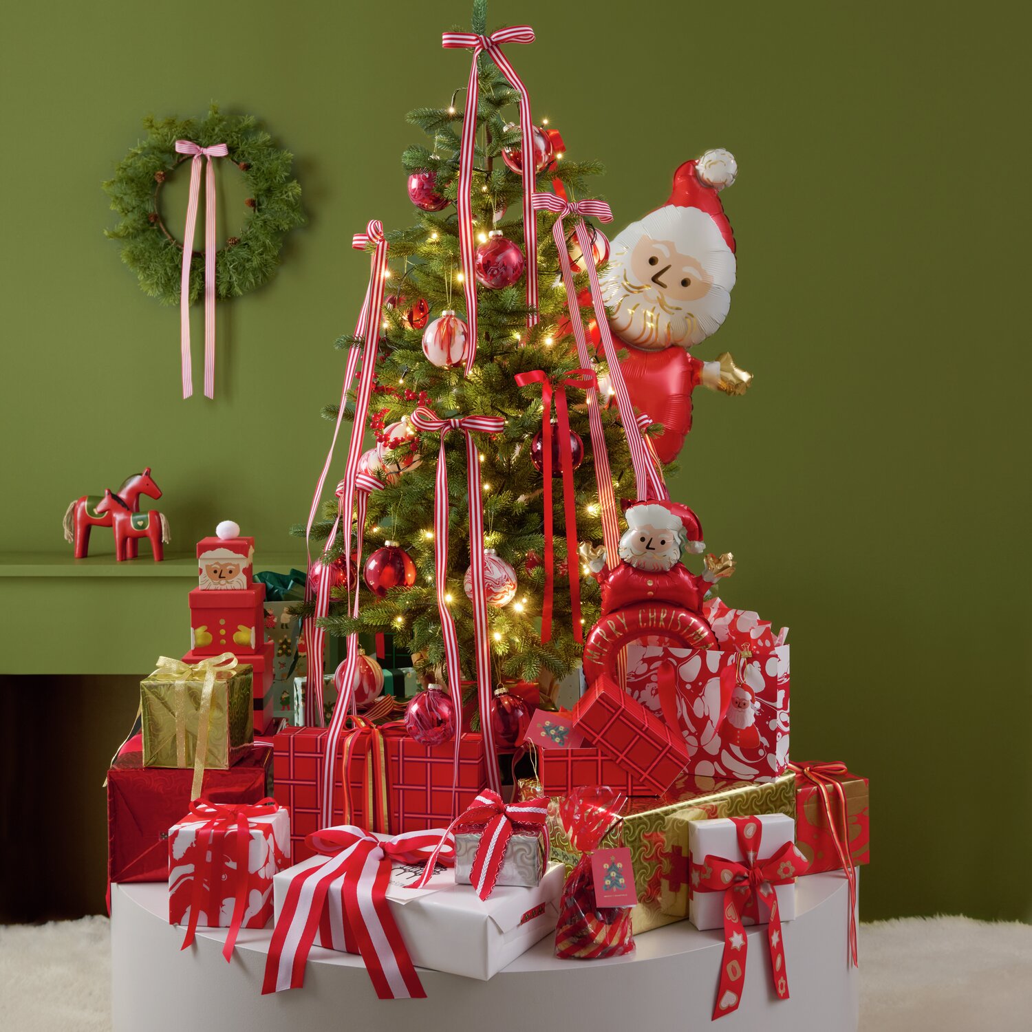 Paper Poetry Papierschachtel Set Raster 4-teilig Farbe Rot von Rico Design Papierschachtel-Set von Rico Design in Rot, bestehend aus 4 Stück, präsentiert vor einem festlich geschmückten Weihnachtsbaum mit Geschenken und Dekorationen. Perfekt für kreative Geschenkverpackungen.