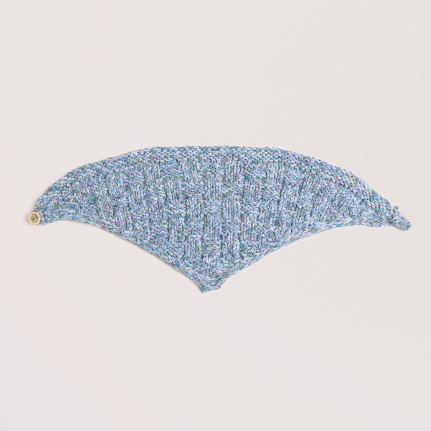 Strickset Dreieckstuch Modell 15b aus Baby 044, Rico Design, mehrfarbiges Tuch in kühlen Pastelltönen, locker gestrickt, mit kleiner Knopfdetailkante, 50g 115m