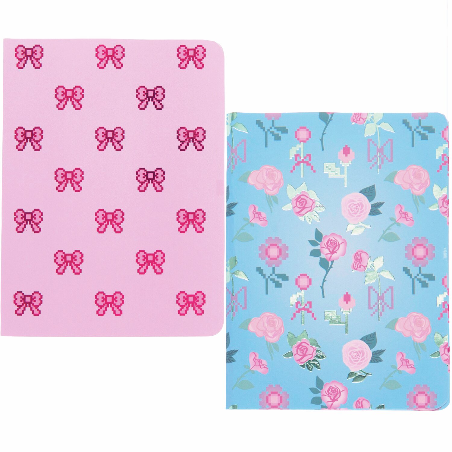 Paper Poetry Notizhefte La Vie en Rose DIN A6 2 Stück von Rico Design Paper Poetry Notizhefte La Vie en Rose, zwei DIN A6 Hefte mit rosa Schleifen und blauen Rosenmustern.