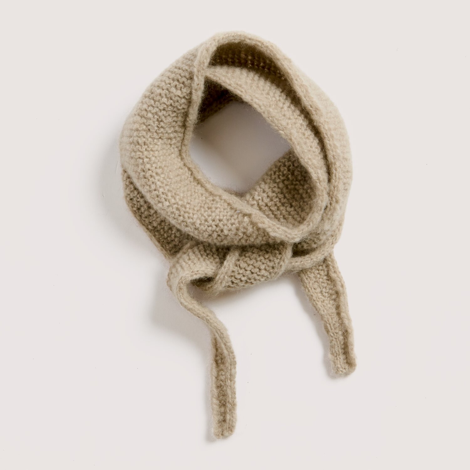 Strickset Dreickstuch klein Dreieckstuch Modell 17a aus Luxury Knits Little Pieces zeigt ein weich gestricktes, einfarbiges, leicht strukturiertes Halstuch auf hellem Hintergrund