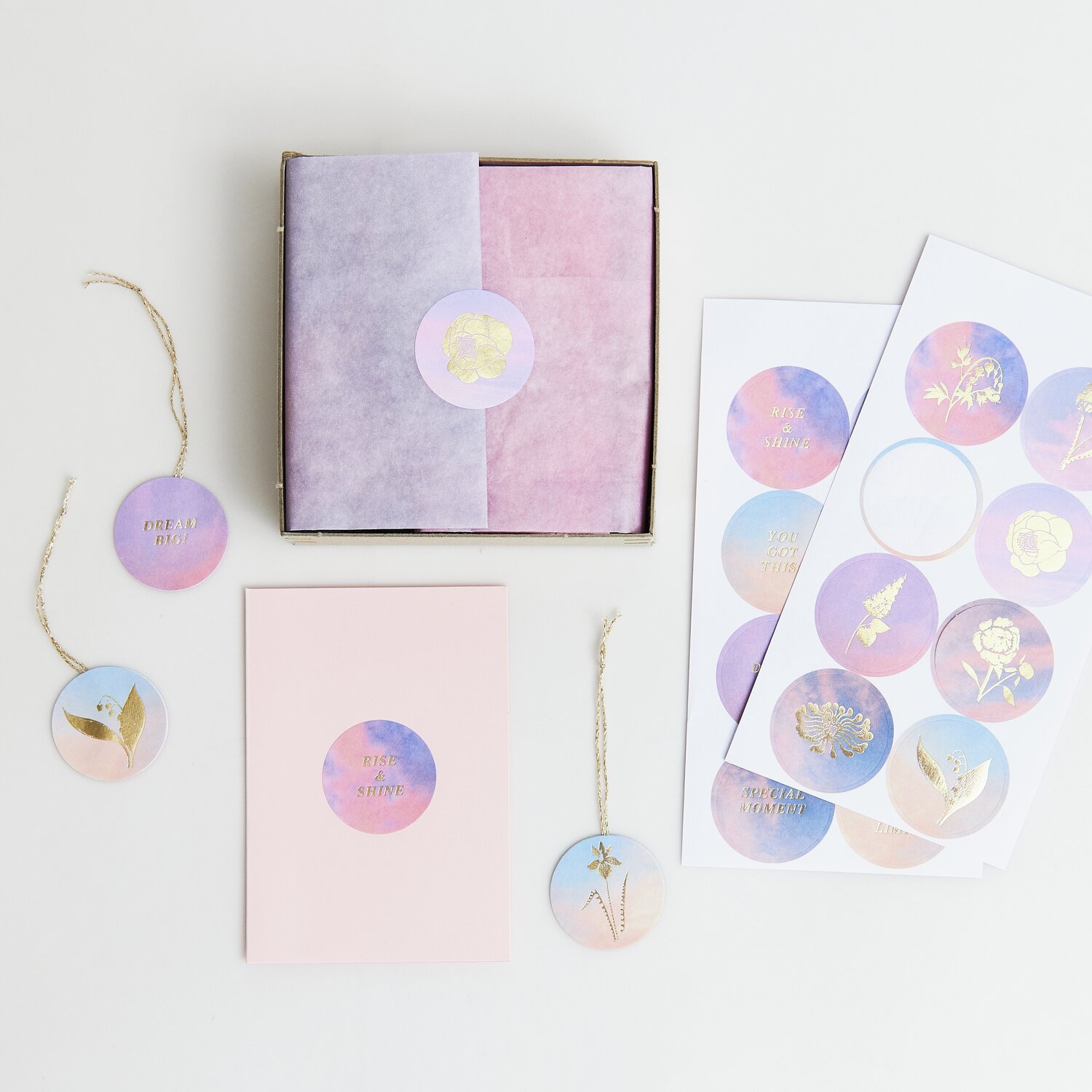 Papiersticker The Sky is the Limit 4 Bögen mit pastellfarbenen Motiven und goldenen Akzenten, ideal für kreative Projekte und Dekorationen.