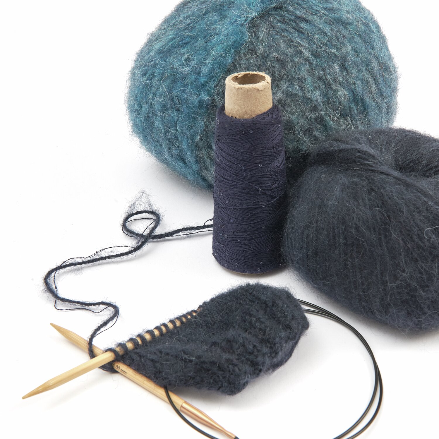 Lovewool No. 21 Herbst-Winter Sprachauswahl deutsch von Rico Design Strickzubehör-Set mit blauer und schwarzer Wolle, Stricknadeln und Garnrolle. Ideal für kreative Strickprojekte. Hochwertige Materialien für beste Ergebnisse. Perfekt für Anfänger und Profis.