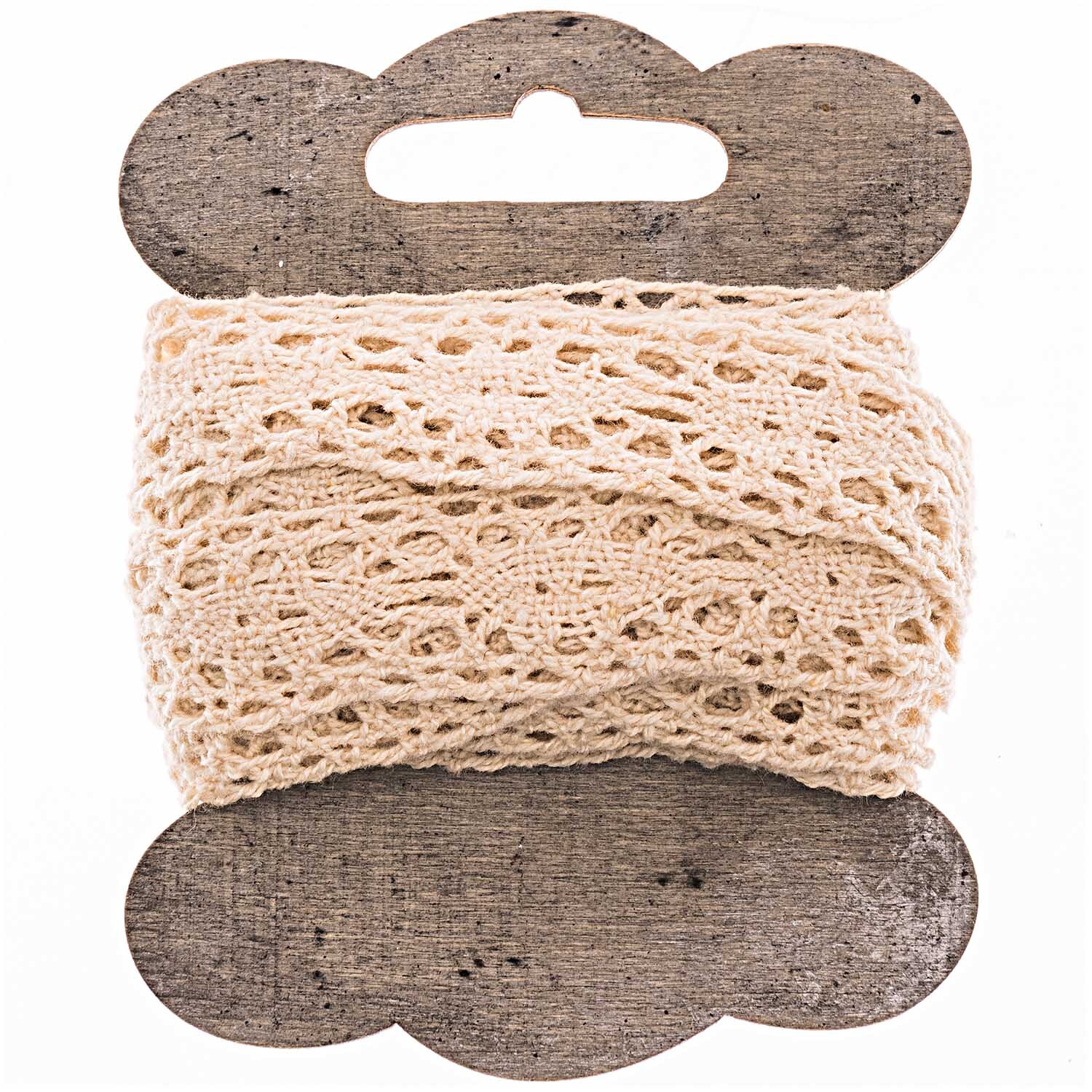Häkelspitze 1,5cm 3m: Cremefarbene Spitze auf Holzspule, ideal für kreative Projekte.