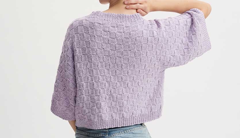 Strickanleitung Shirt aus Essentials Super Cotton Strickanleitung Shirt aus Essentials Super Cotton, lila, mit strukturierter Oberfläche, Rückansicht.