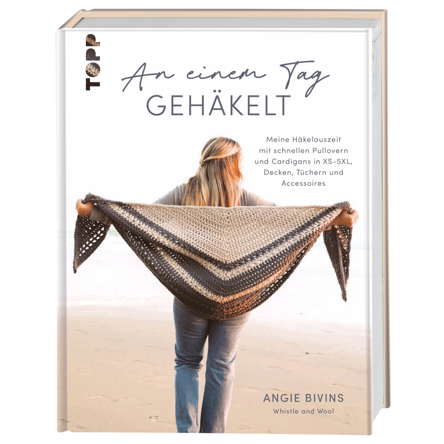 An einem Tag gehäkelt: Frau hält ein großes, dreifarbiges Tuch. Buch von TOPP, ideal für DIY-Fans.