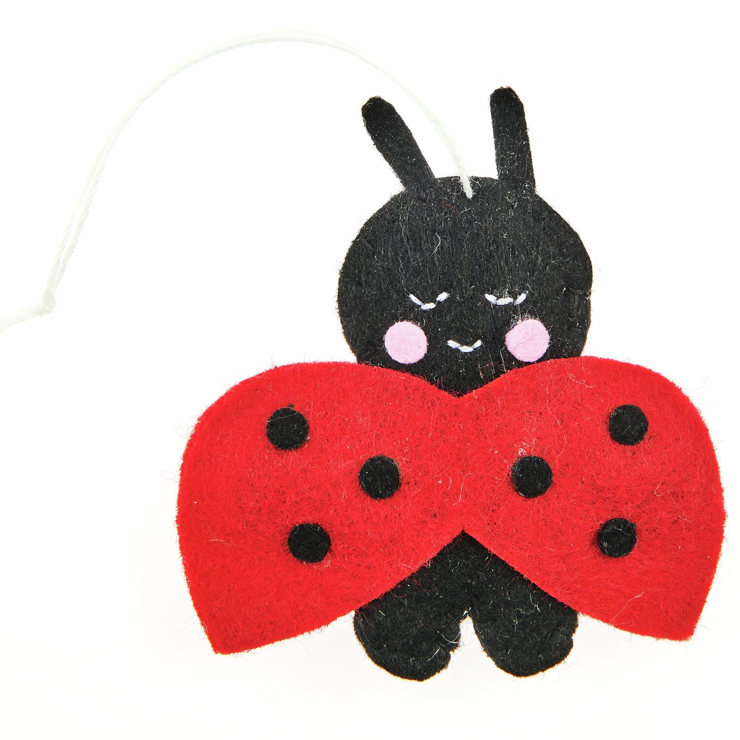 Aufhänger Filz-Marienkäfer 2D Rot: Niedlicher Filz-Marienkäfer mit roten Flügeln und schwarzen Punkten, ideal als Dekoration.
