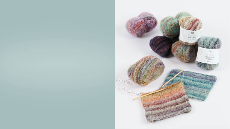 Banner mit Wollknäueln und gestrickten Proben vor hellblauer Hintergrundfläche