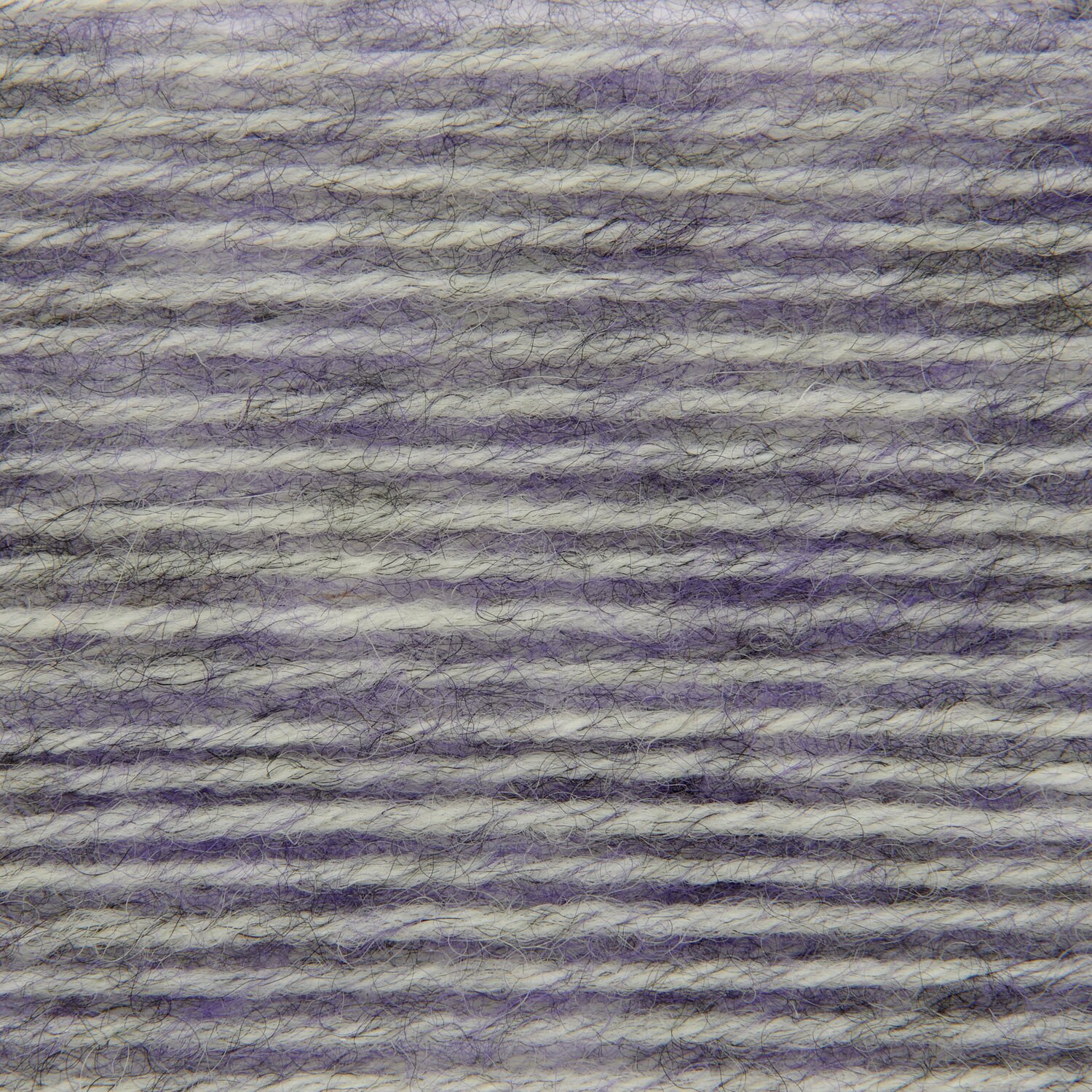 Superba Alpaca Luxury Socks, Rico Design, meliertes Garn mit feinen Fasern in gedeckten Violett‑ und Grautönen, Detailaufnahme, Knäuelgröße 100g 310m