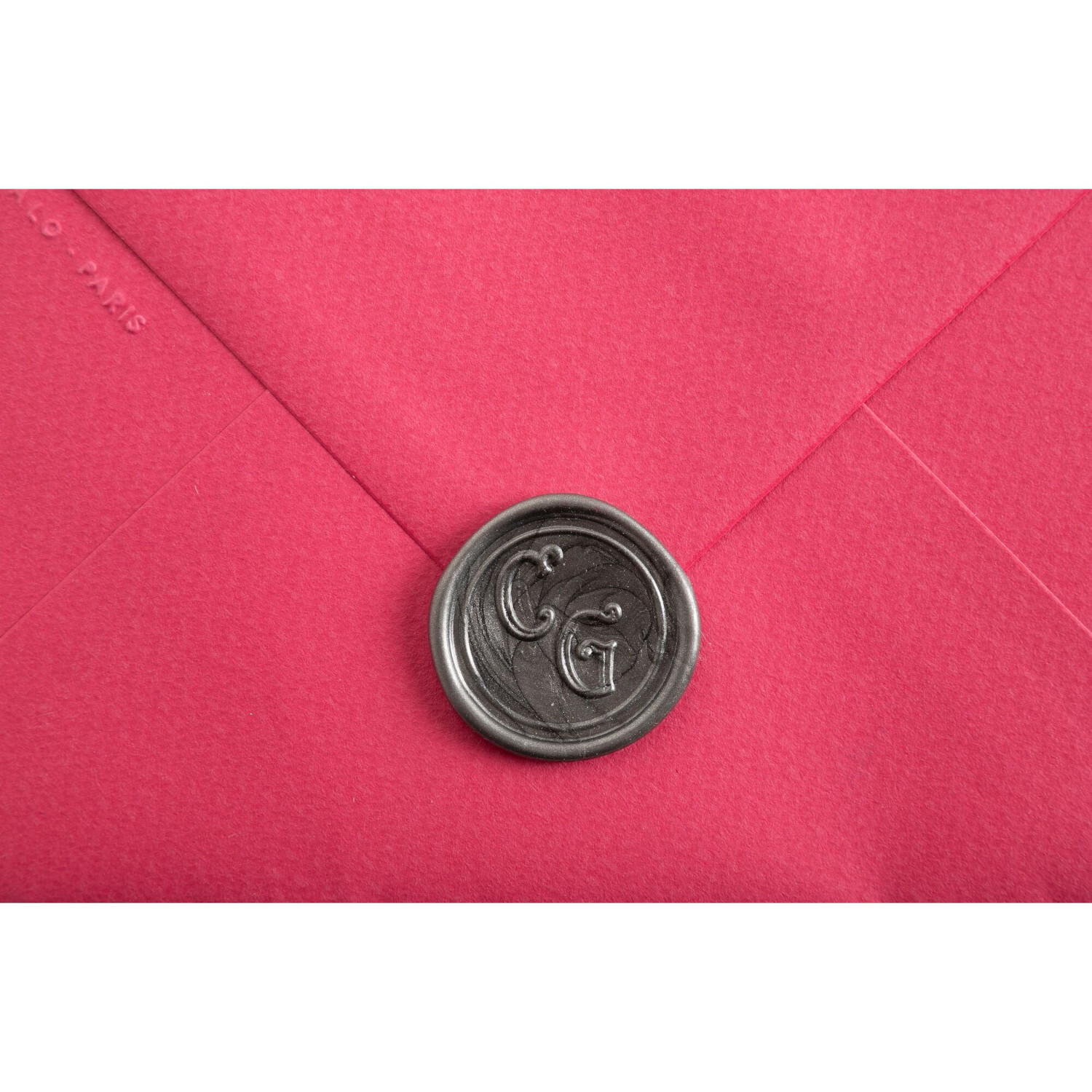 Siegelwachs Stangen: Roter Umschlag mit silbernem Wachssiegel, geprägt mit Initialen "C G".