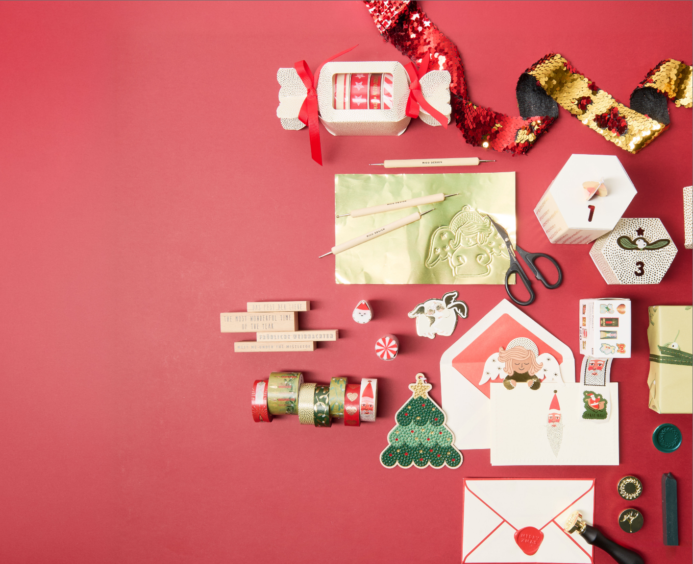 Kreativmaterialien für weihnachtliche Karten, Geschenke und Dekorationen auf rotem Hintergrund.