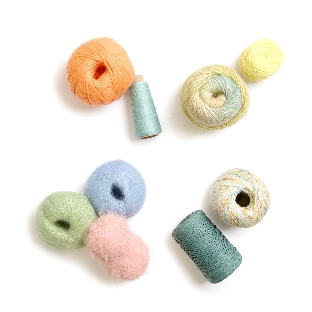 Verschiedene Garne in unterschiedlichen bunten Farben.