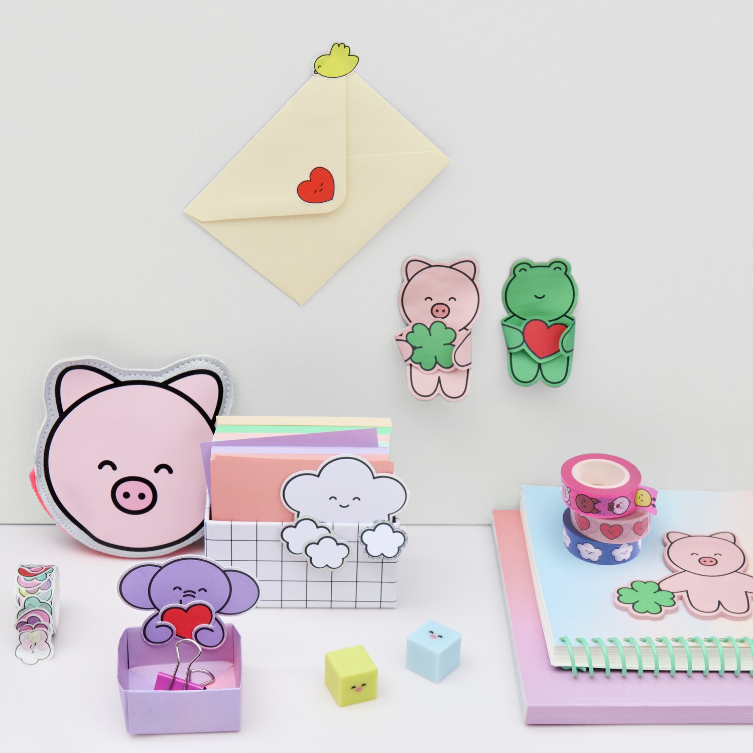 Paper Poetry Haftnotizen Hase, bunte Notizzettel und Clip-Ons in Tierform auf einem Schreibtisch. Pastellfarben und verspieltes Design.