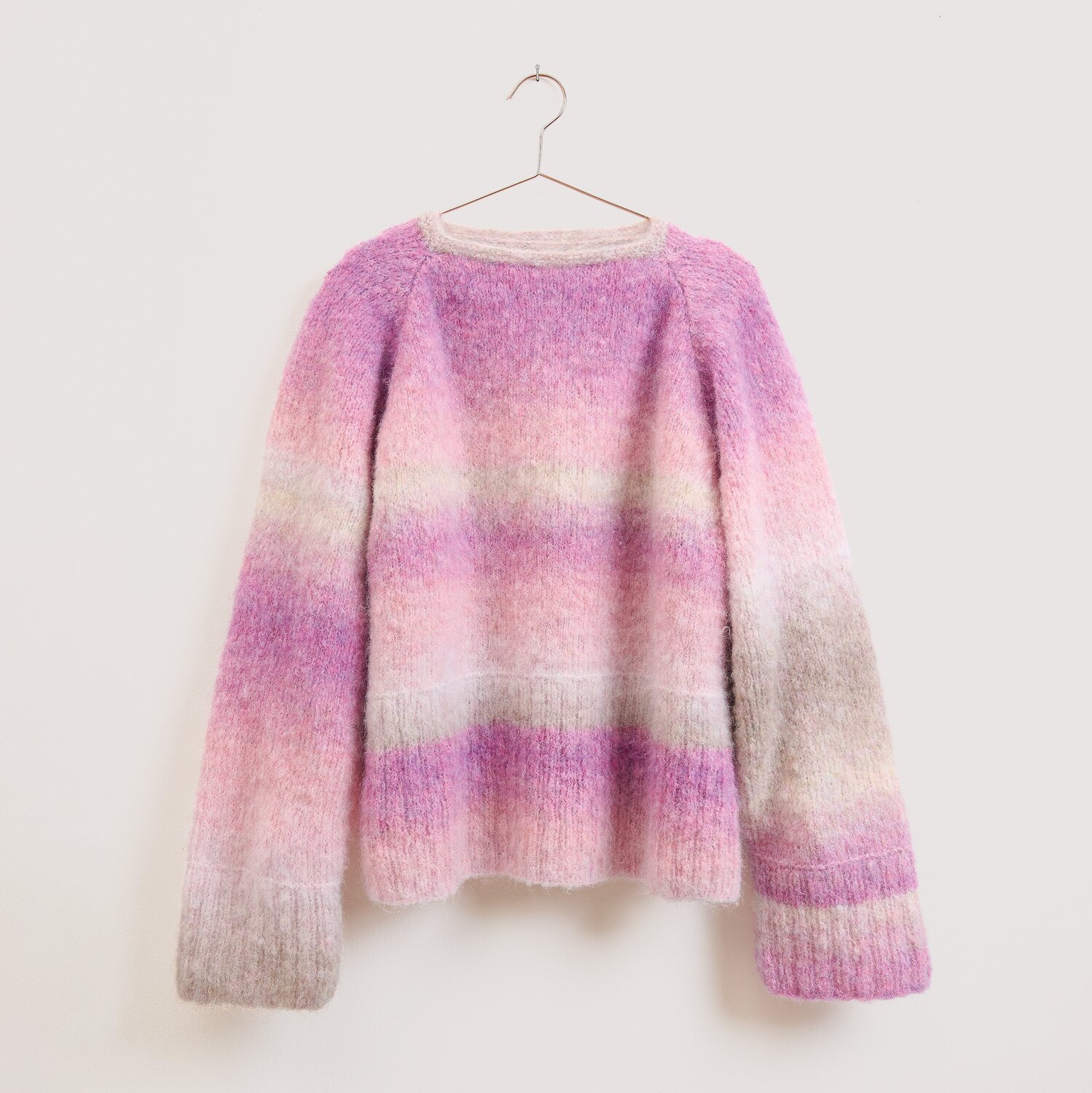 Strickset Pullover Modell 28 aus Die Neue Masche No. 16 Herbst, Wolle Rödel, locker geschnittener Langarm-Pullover mit weichen Farbverläufen in Rosa, Lila und Beige
