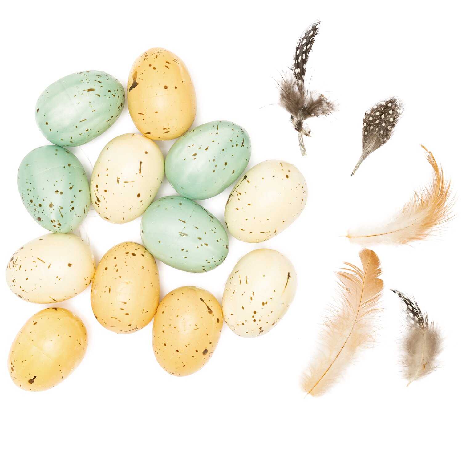 Eier und Federn creme-blau 5cm 12 Stück: Mehrfarbige Deko-Eier und Federn von Rico Design auf weißem Hintergrund.
