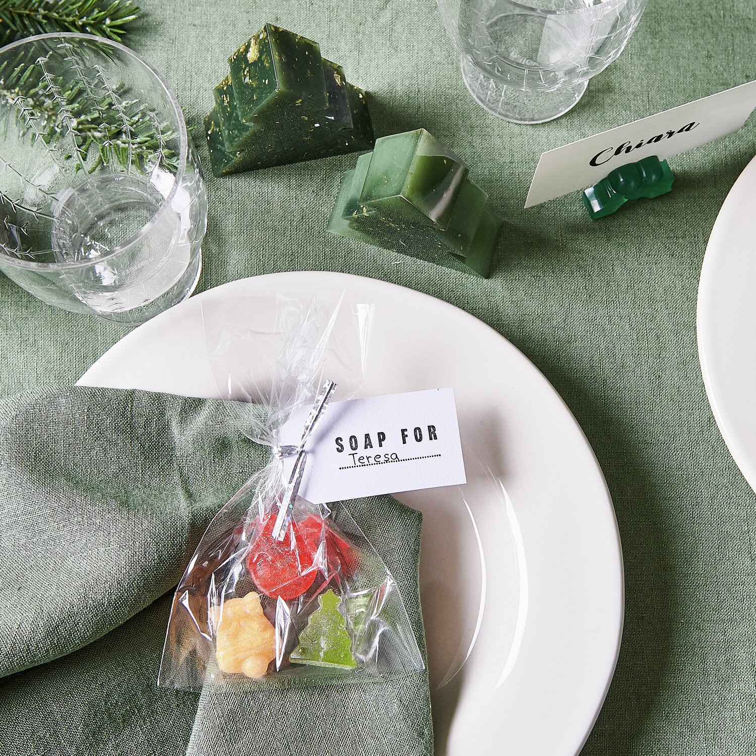 Silikon Gießform Tannenbaum auf grünem Tisch mit Seife und Geschirr, ideal für Weihnachten.