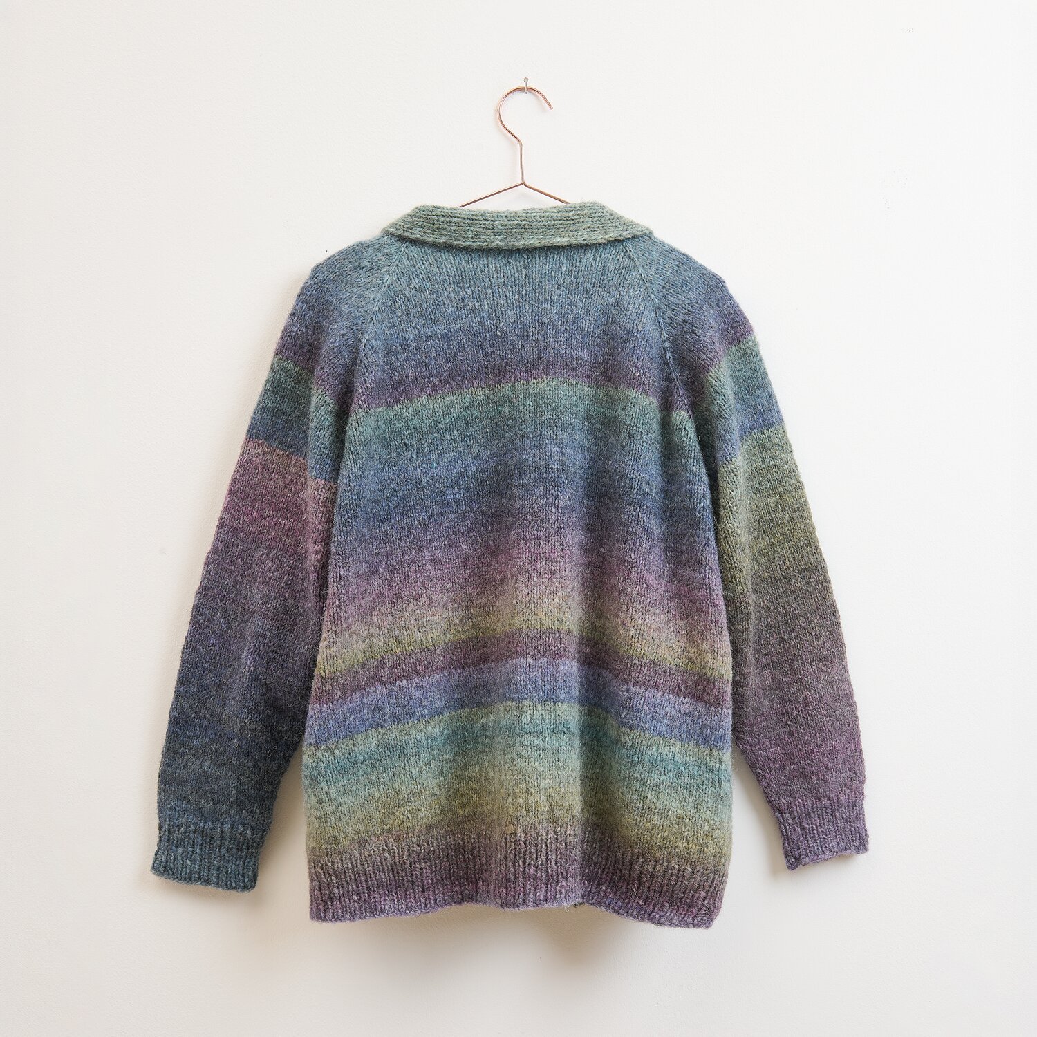 Die Neue Masche No. 16 Herbst Strickjacke von Wolle Rödel mit weich verlaufendem mehrfarbigem Streifenmuster, lange Ärmel, lockere Passform, Rückenansicht.