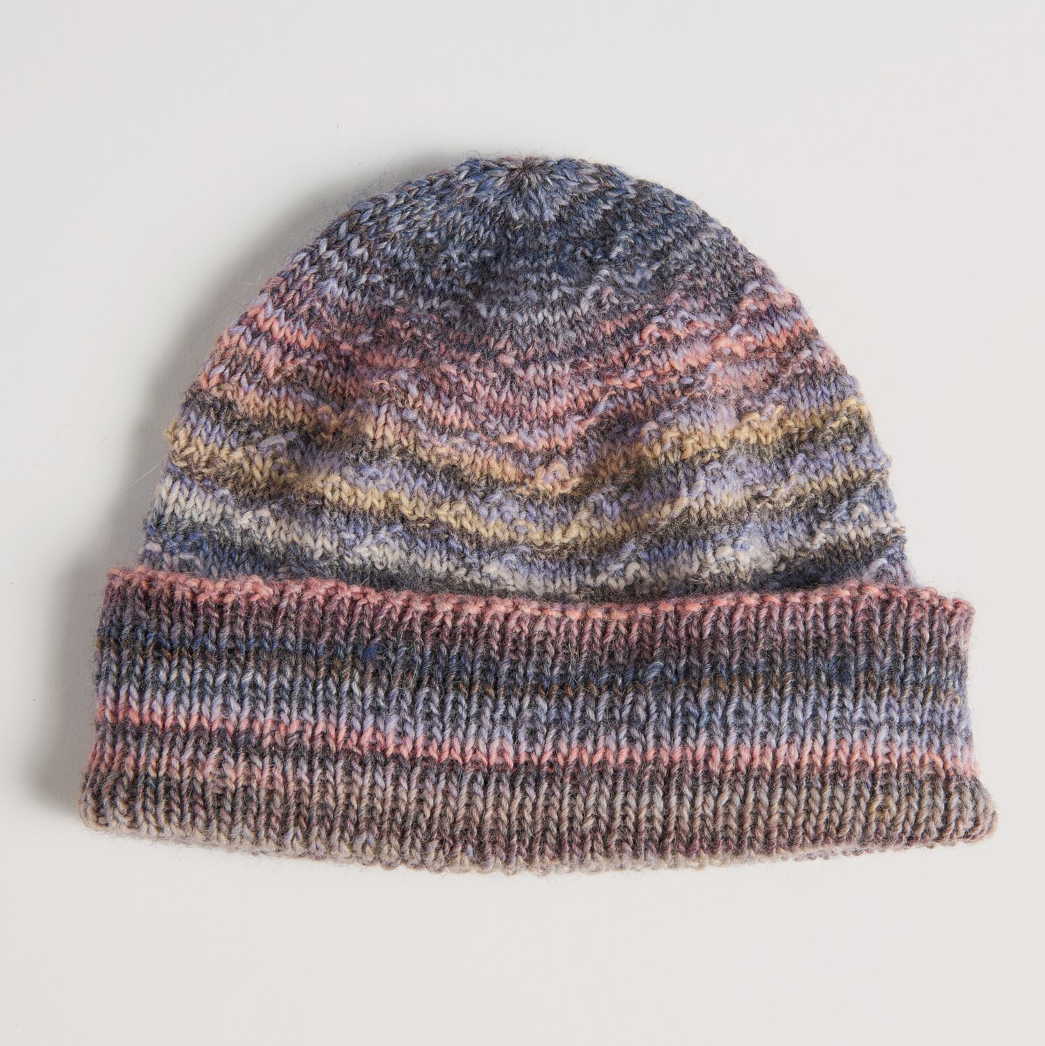 Die Neue Masche No. 16 Herbst Strickmütze von Wolle Rödel, weiche melierte Beanie mit Umschlagbund und feinem Farbverlauf in gedeckten Tönen.