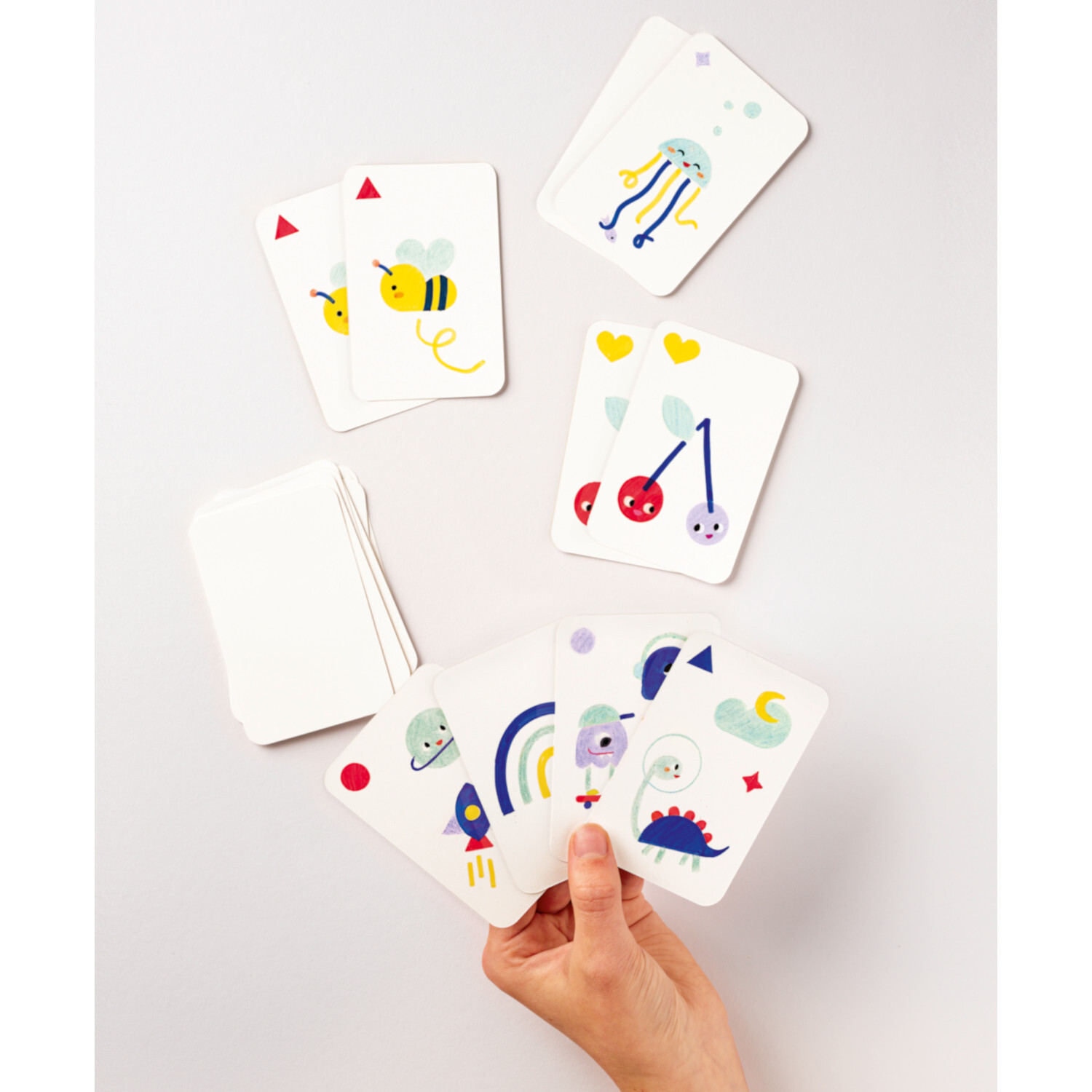 Spielkarten zum Gestalten 6,5x10cm, 36 Stück, weiß, mit bunten Motiven wie Bienen und Regenbögen. Ideal für kreative Bastelprojekte.