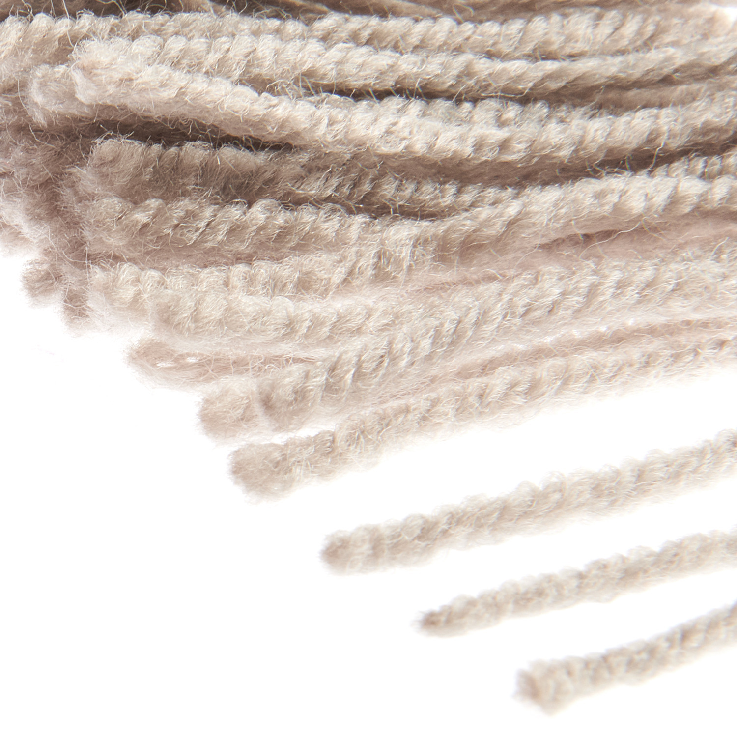 Rico Hooki Hooki Knüpfgarn in Kiesel zeigt weiches, strukturiertes Garn von 6,5 cm Länge. Ideal für kreative Projekte.