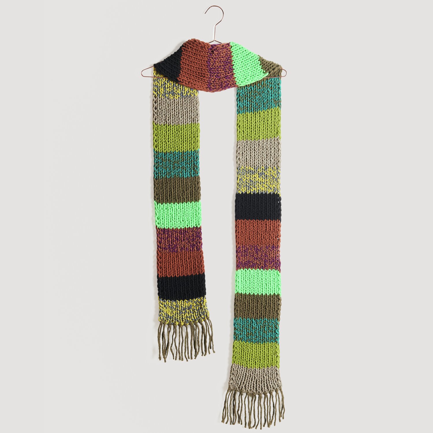 Garnset „Schal des Jahres“: Bunter, gestrickter Schal mit Fransen in verschiedenen Grüntönen von Wolle Rödel.