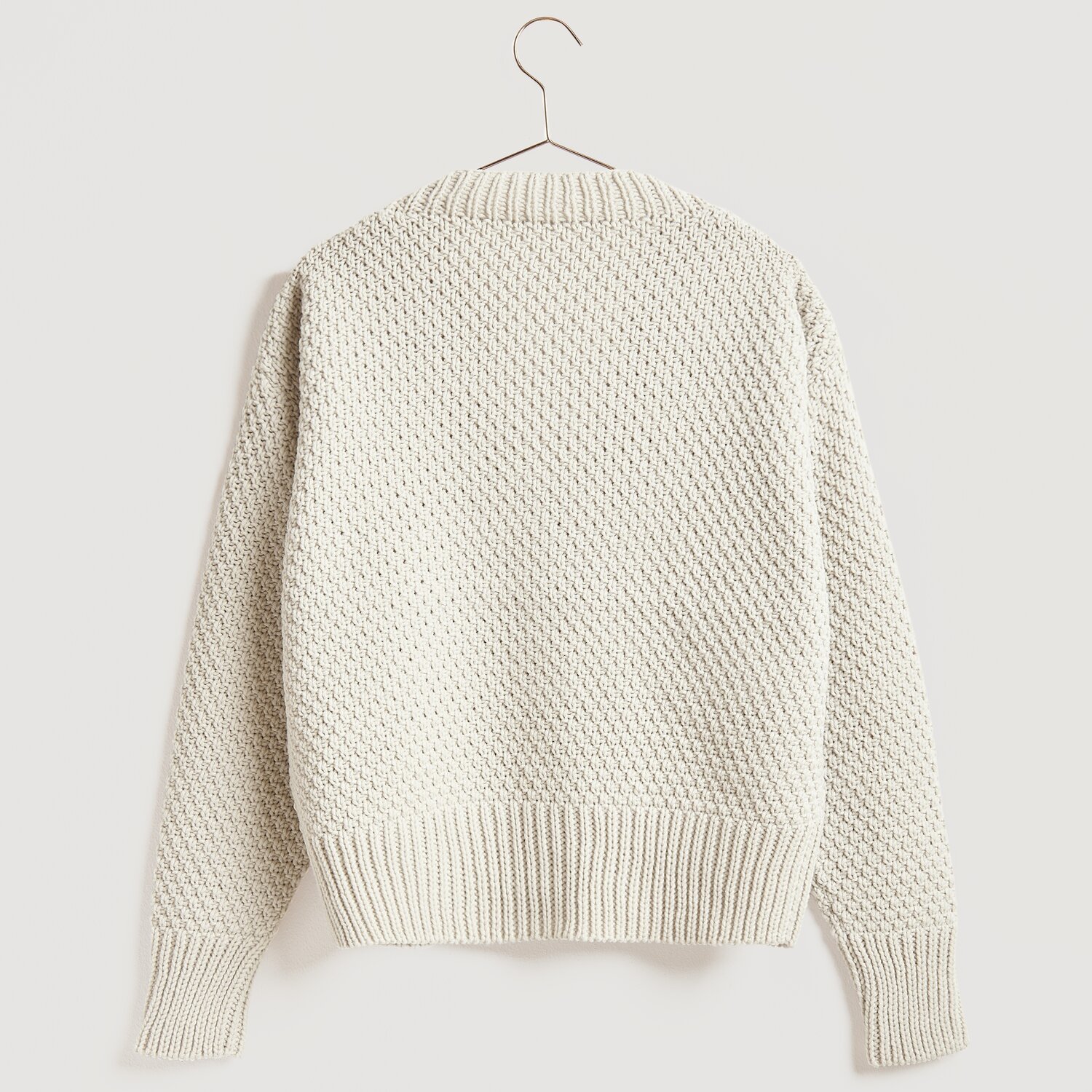 Die Neue Masche No. 13 Herbst von idee. Creativmarkt Die Neue Masche No. 13 Herbst: Cremefarbener Strickpullover mit strukturierter Oberfläche, ideal für kühle Tage.