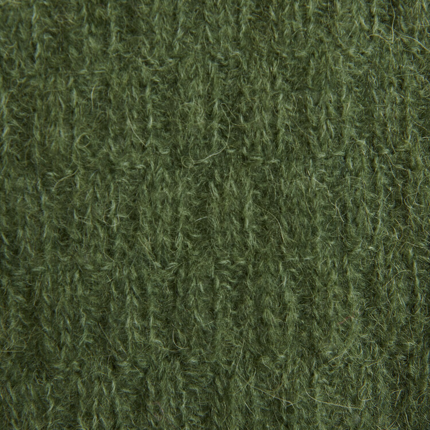 Die Neue Masche No. 13 Herbst von idee. Creativmarkt Luxury Alpaca Cotton Fusion zeigt olivfarbene, weiche Stricktextur. Ideal für Herbstmode.
