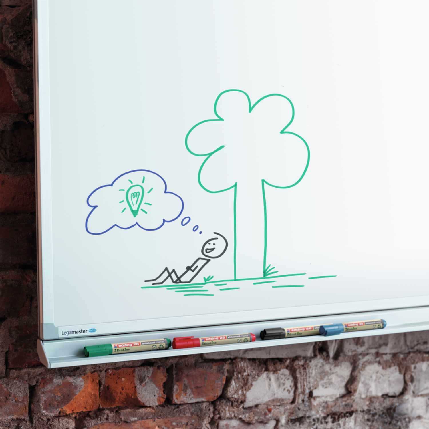 28 EcoLine Whiteboardmarker 1,5-3mm Farbe Blau von edding International 28 EcoLine Whiteboardmarker 1,5-3mm von edding auf einem Whiteboard mit Zeichnung eines Baumes und einer Person, die über eine Idee nachdenkt.