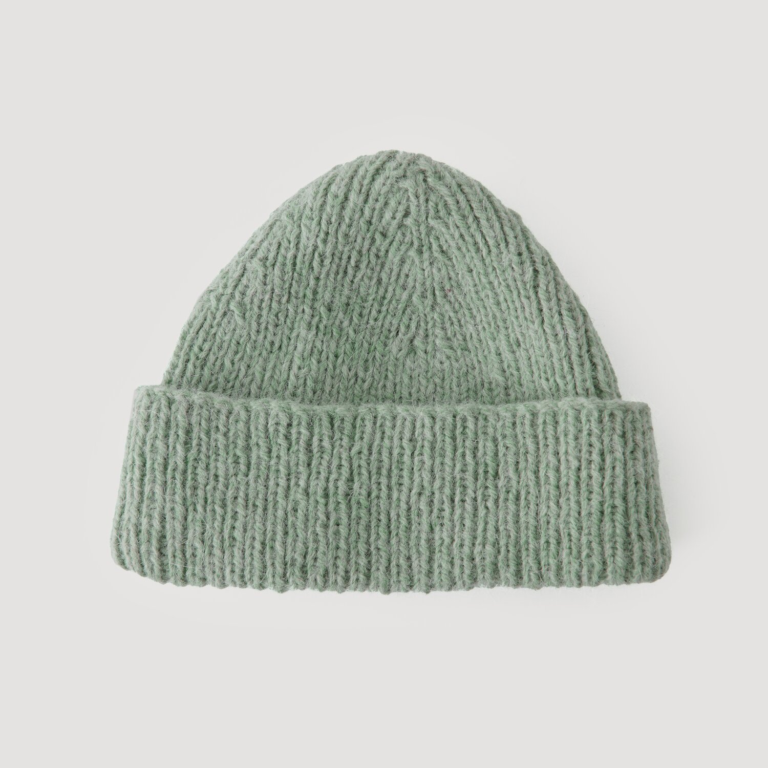 Lovewool No. 21 Herbst-Winter Sprachauswahl deutsch von Rico Design Grüne Strickmütze von Modell Legeware, aus weichem Material. Die Mütze hat ein geripptes Design und eine umgeschlagene Krempe, ideal für kalte Tage.