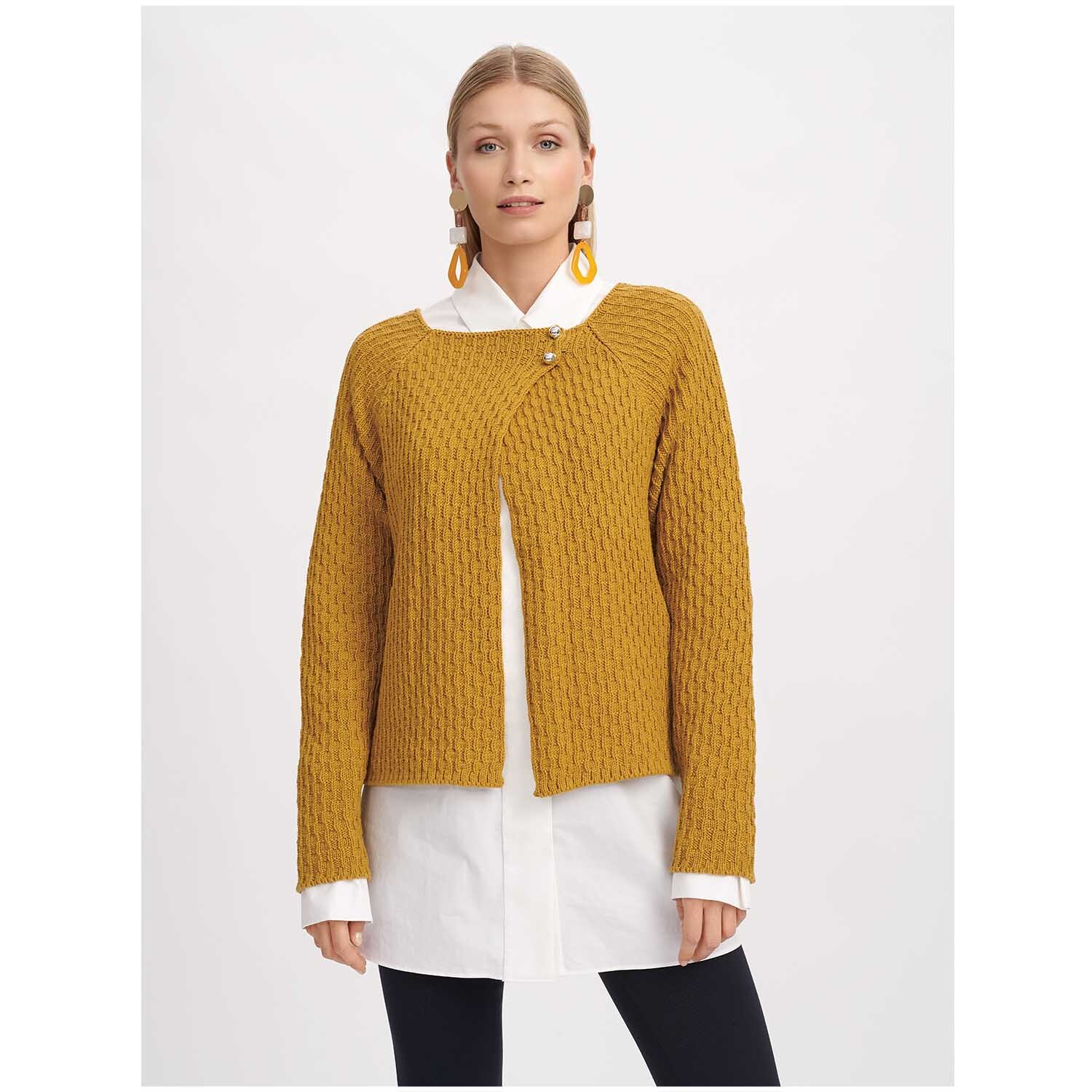Siena 50g 135m Farbe Senf von idee. Creativmarkt Siena Strickjacke in Senf, getragen von Frau über weißer Bluse. Wolle Rödel, 50g 135m.