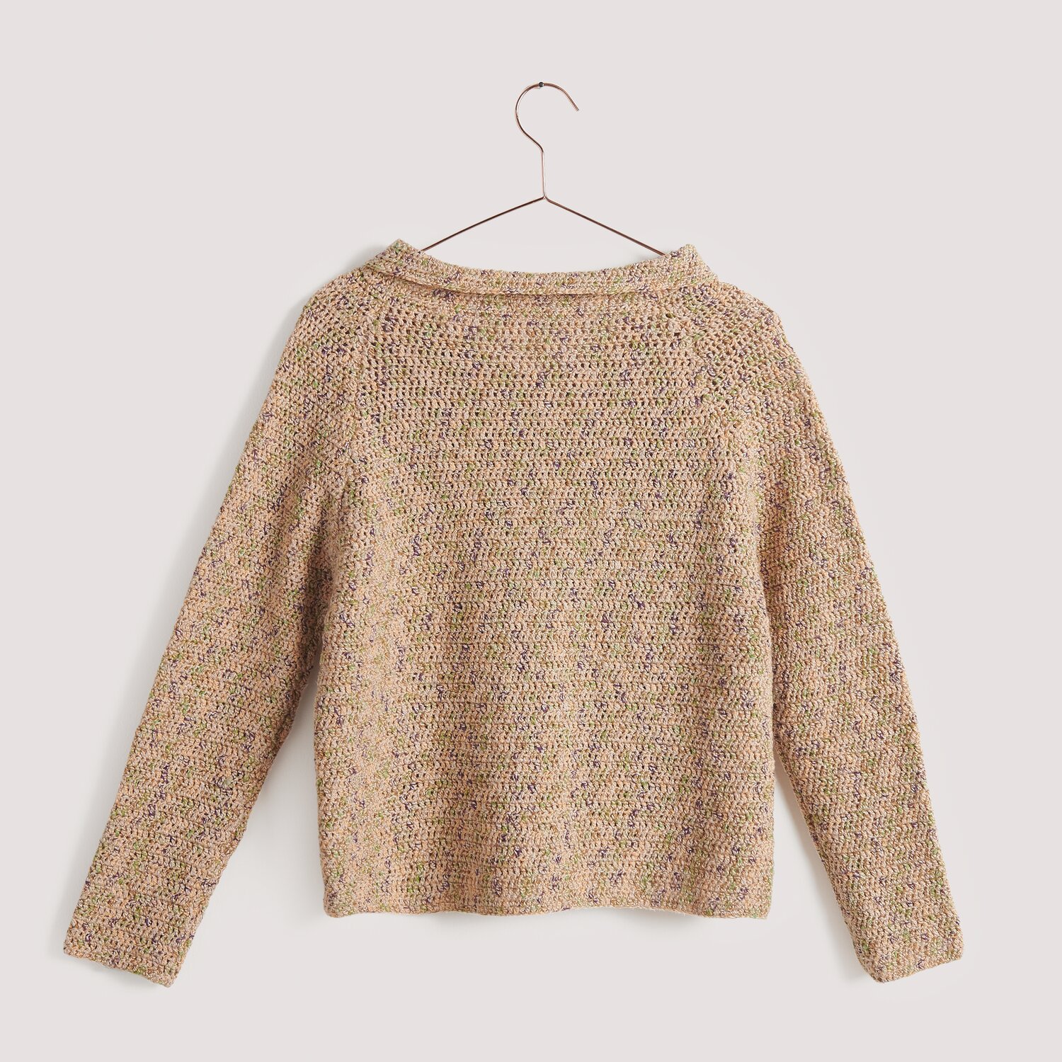 Creative Lazy Hazy Summer Cotton dk Pullover in pfirsichfarbenem Strickdesign auf einem Bügel. Ideal für Frühling und Sommer.