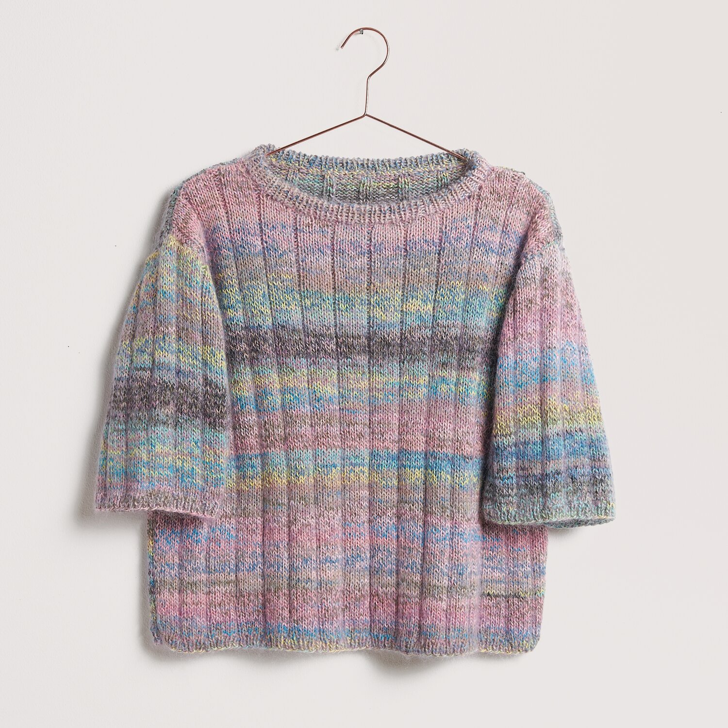 Essentials Super Kid Mohair Loves Silk Spray Spray 25g 195m Farbe Icecream von Rico Design Strickset Shirt Modell 21: Buntes, gestreiftes Shirt aus weicher Wolle, ideal für Frühling und Sommer.