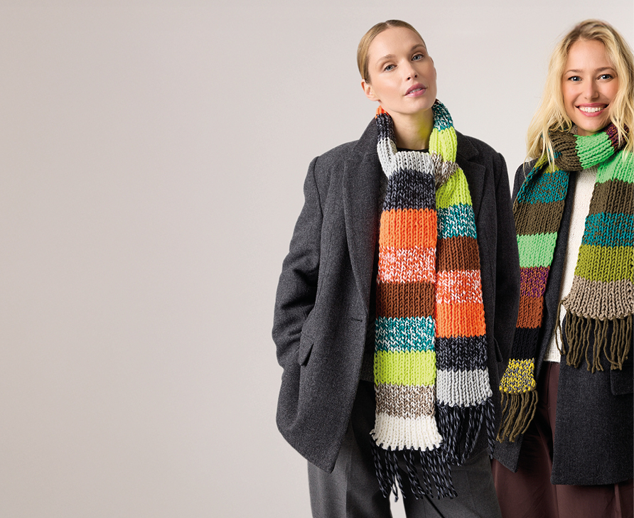 Zwei Frauen tragen gestreiften Strickschal Zwei Frauen tragen gestreiften Strickschal "Schal des Jahres"