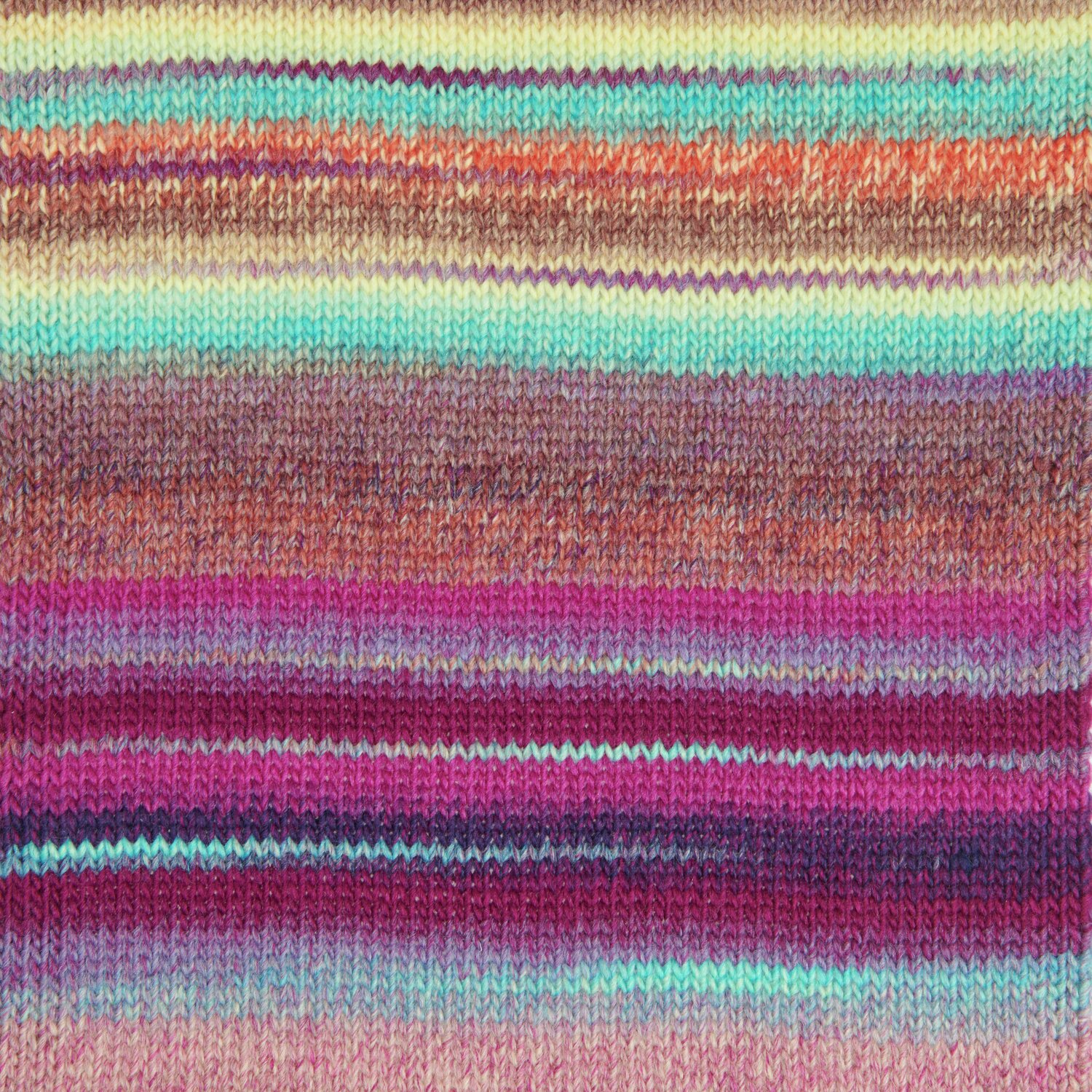 Creative Melange chunky, bunte Strickwolle von Rico Design, zeigt ein lebhaftes Streifenmuster in warmen und kühlen Tönen.
