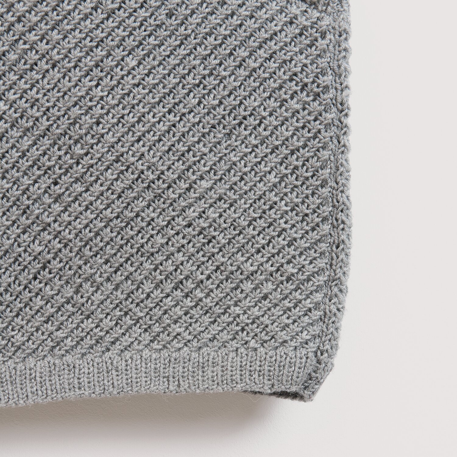 Strickset Weste Modell 2a aus Die Neue Masche No. 16, feines Strukturmuster, Nahaufnahme der gestrickten Wolle Rödel Weste mit Bündchenabschluss