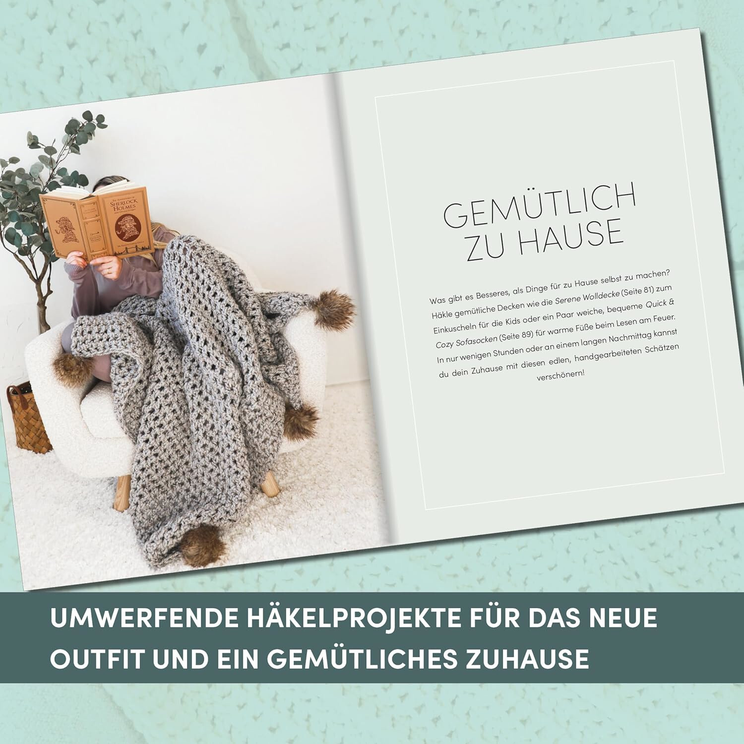 An einem Tag gehäkelt: Gemütlich zu Hause. Frau liest auf Sofa, eingehüllt in graue Decke mit braunen Pompons.