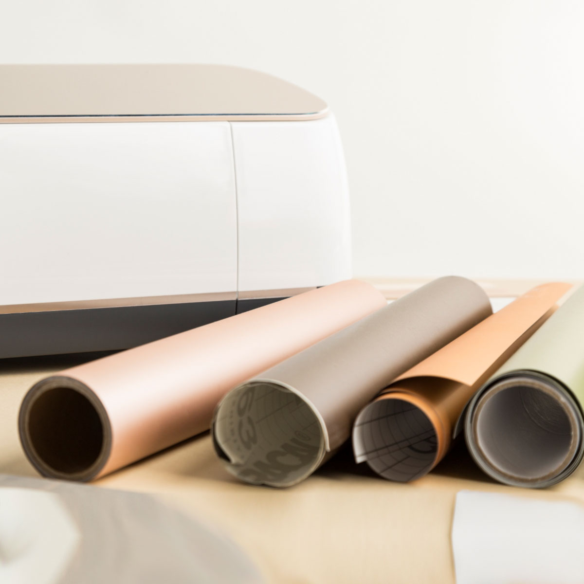 Rollen von Vinyl-Papier und Bügelfolie in verschiedenen Farben.