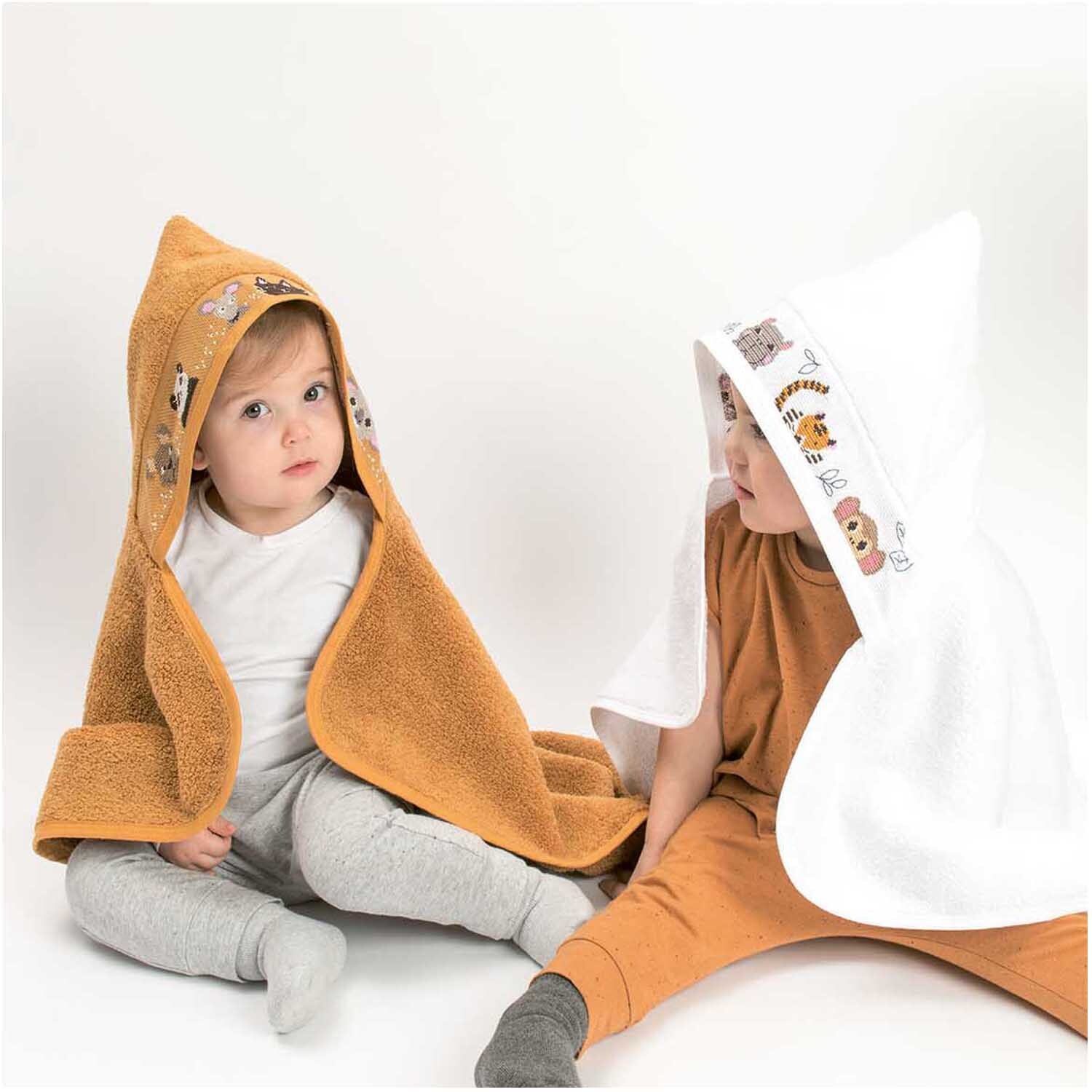 Badetuch mit Kapuze 80x70cm: Zwei Kinder in Kapuzenhandtüchern, eines in Senf dunkel, von Rico Design.