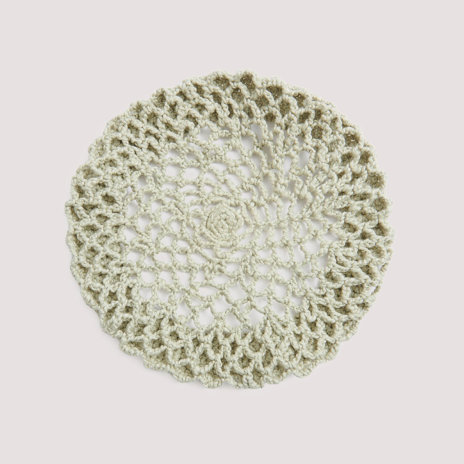 Häkelset Mütze Modell 26: Runde, beige Häkelarbeit mit feinem Muster, ideal für kreative Handarbeitsprojekte.