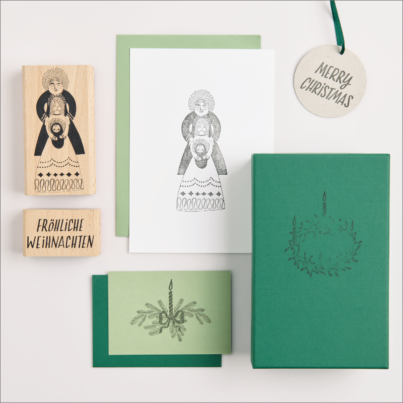 Weihnachtliches Stempelset mit Karten, Geschenkanhängern und Verpackung.